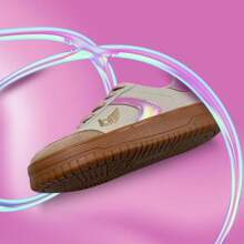 Tenis de niña casual y moderno en color beige con detalles laterales rosa, diseño cómodo, versátil y lindo, ideales para looks informales, actividades diarias y ocasiones casuales, calzado fresco, estilizado y de moda. - Beis - Ver 2