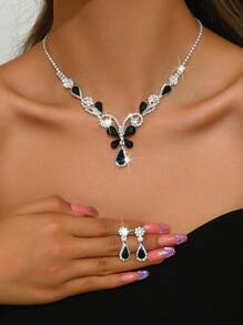Juego de joyería de novia de alta gama con cristal blanco, que incluye collar de cadena blanca con cristal en forma de mariposa y aretes con rhinestones. Ideal como accesorio para vestidos de novia, vestidos formales o de noche, y trajes de actuación en el escenario.