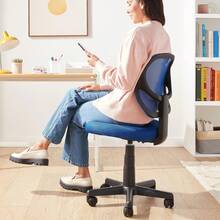 Silla de escritorio de oficina con respaldo bajo, malla tapizada, ajustable, giratoria para computadora, color negro, diseño básico y funcional - Azul - Ver 3