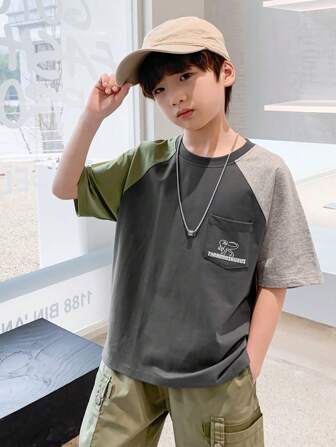 zosee Maglietta a maniche corte con taschino al petto, stampa di dinosauro a blocchi di colori e lettere, stile scolastico, per ragazzi, estate