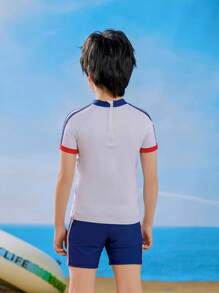 Set de 2 piezas con camiseta de manga corta con bloqueo de color y estampado de letras, y pantalones cortos para niños. Ropa deportiva y casual, elástico, ajuste delgado, para primavera/verano, playa, fiesta, natación, surf, con protección UV y secado rápido.