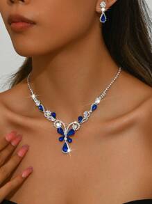 Juego de joyería de novia de alta gama con cristal blanco, que incluye collar de cadena blanca con cristal en forma de mariposa y aretes con rhinestones. Ideal como accesorio para vestidos de novia, vestidos formales o de noche, y trajes de actuación en el escenario.