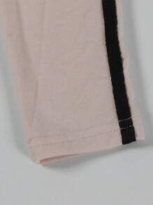 مجموعة رياضية نسائية صيفية من قطعتين من FQLWL، بلوزة قصيرة بطبعة حرفية وياقة على شكل حرف V، مع شورت بخيط للربط، بدلة رياضية كاجوال