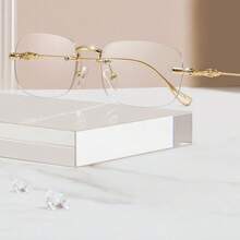 1 副轻质无框防蓝光时尚眼镜，金属框架和 PC 框架可选，适合日常通勤。适合长期使用电脑、手机、屏幕、工作人员和装饰性佩戴