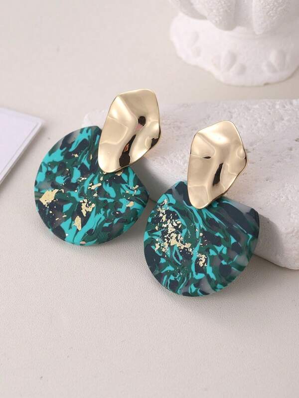 زوج من الأقراط المصنوعة يدويًا من الطين الناعم ذات تأثير ترصيع بورق الذهب، بتصميم حلقي مبالغ فيه شخصي لمناسبات السهر والخروجات والهدايا، متوفر في ألوان متعددة