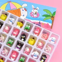 Sanrio 40 sztuk Sanrio Surprise Pack Decor, zestaw breloków, nowy stylowy czarny piękny melodia Hello Kitty Sanrio Family Mystery Box, brelok, zawieszka, dekoracja, prezent urodzinowy i walentynkowy dla mężczyzn i kobiet