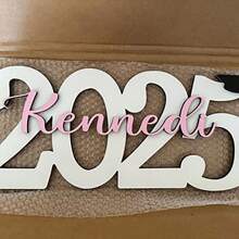 Regalos de graduación para ella, letrero con nombre de graduado 2025 2026, decoraciones de graduación personalizadas, letrero con nombre de niño como regalo de graduación para nieto, graduación de Kendel - Multicolor - Ver 8