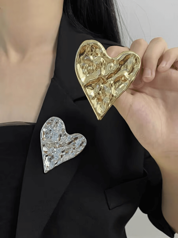1pc Asymmetrical Ruffle Metal Heart Shaped Brooch, High-End Exquisite Corsage, Unique Boutonniere For Suit, Sweater
