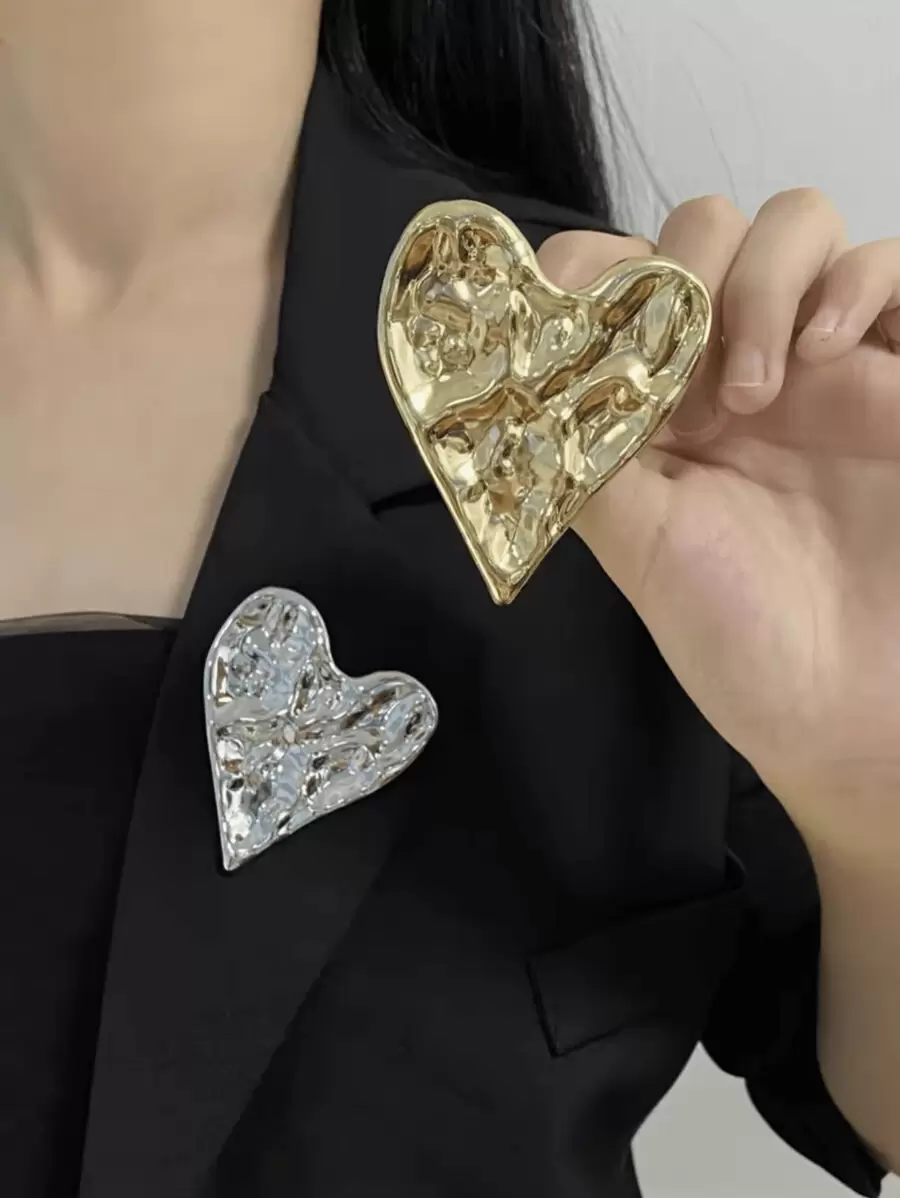 1 pieza Broche en forma de corazón con volante asimétrico de metal, corsage exquisito de alta gama, boutonniere único para traje, suéter