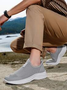 新款夏季大码48男士轻便网眼透气跑步鞋，男士低帮休闲鞋，男士运动鞋，男士灰色鞋，平底休闲鞋，弹力一脚蹬男鞋，柔软舒适旅游鞋，灰色一脚蹬鞋，男士步行鞋，灰色网眼鞋，灰色鞋，男士透气鞋，男士乐福鞋 - 灰色 - 查看 3