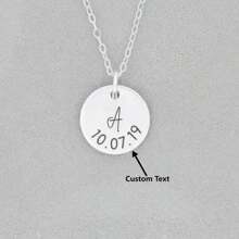 Collar de plata personalizado con texto "Mamá" • Colgante con inicial de hijos y fecha • Joyería personalizada para el Día de la Madre con identidad de abuela