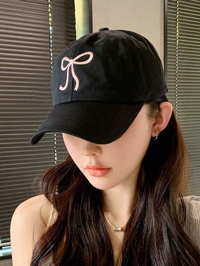 1 Berretto da baseball con fiocco ricamato, monocromatico, regolabile, stile papà carino e dolce, versatile, cappellino con visiera, cappellino da donna con fiocco personalizzato, cappellino casual da sole, berretto da baseball alla moda, leggero e traspirante, adatto per uso quotidiano, shopping, vacanze, regalo perfetto per Ognissanti o Natale