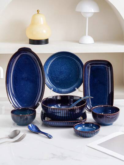 1 طقم أواني المائدة السيراميكية المزججة باللون الأزرق شاملة الأطباق والأوعية والملاعق ، مجموعة أواني المائدة السيراميكية الفاخرة ذات التصميم الرجعي الإسكندنافي الياباني ، صالحة للاستخدام في المطاعم والمنازل ، هدية مثالية للتجمعات والمناسبات والمهرجانات، والمدرسة