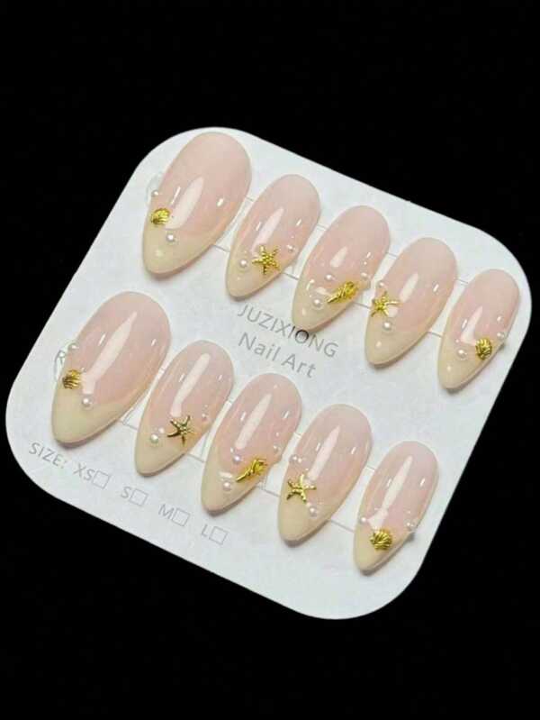 10 pièces set d'ongles en forme d'amande au style français, décorés d'étoiles métalliques, de coquillages et de perles. Décorations d'art pour ongles offrant une couverture complète, convenant pour les fêtes, les bals et le port quotidien. Design repositionnable, livré avec vernis gel et polissoirs