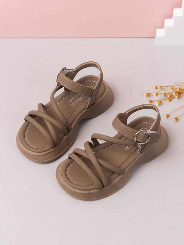 زوج من شباشب مسطحة للأطفال،شباشب بنات كاجوال مريحة ذات قاع ناعم وتصميم عصري محفور،لون بيج فاتح