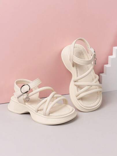 زوج من الصنادل المسطحة للأطفال، صنادل بناتية بحزام مفرغ عصري باللون البيج، قاع ناعم مريح لأحذية الأطفال، طراز صيفي حديث