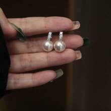 1 对优雅珍珠耳环，适合女性派对、婚礼、日常佩戴