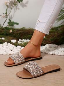 صندل شاطئ كاجوال مسطح للنساء، به حزام مرصع بحبيبات بلاستيكية مزيف وإكسسوارات ألماس، صندل كاجوال للبس في الخارج واستخدامات الشاطئ، بلون واحد - بني - مشاهدة 2