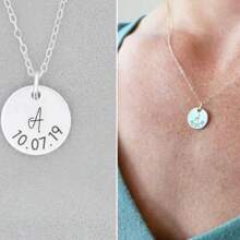 Collar de plata personalizado con texto "Mamá" • Colgante con inicial de hijos y fecha • Joyería personalizada para el Día de la Madre con identidad de abuela