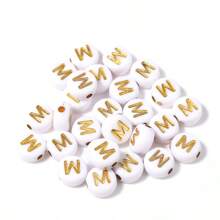 150/300/600 pezzi di perline in acrilico con motivo a lettere dorate su sfondo bianco, 4x7mm, adatte per la realizzazione di gioielli fai-da-te, progetti di collane e braccialetti