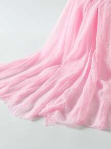 1条休闲简约纯色流苏针织围巾，适合搭配连衣裙