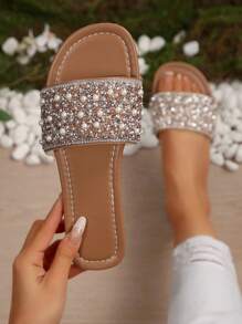 صندل شاطئ كاجوال مسطح للنساء، به حزام مرصع بحبيبات بلاستيكية مزيف وإكسسوارات ألماس، صندل كاجوال للبس في الخارج واستخدامات الشاطئ، بلون واحد - بني - مشاهدة 1