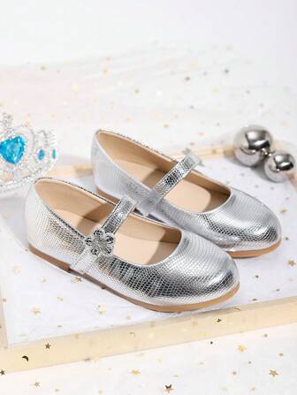 2025 Spring New Silver Flat Shoes For Children, Summer Little Chrysanthemum Fresh Girls Flat Shoes, Show Dance Performance Shoes For Children Soft Sole Shoes, Fashion Party Flat Shoes, Comfortable And Convenient Shoes For Going Out