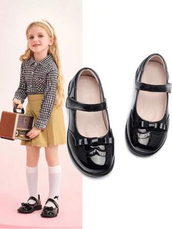 一双黑色优雅学院风女孩公主鞋，钩环设计，舒适且易于清洁。适合日常使用、表演、婚礼、派对、学校。