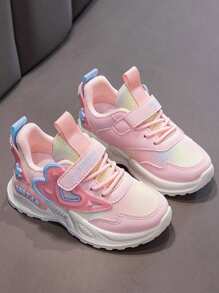 Zapatillas deportivas para niñas con malla transpirable y decoración de corazón, calzado nuevo para estudiantes primavera y otoño 2025, con suela blanda, livianas, cómodas y transpirables, zapatillas gruesas para niños, apropiadas para uso diario, escuela, deportes y todo el año - Rosa - Ver 2