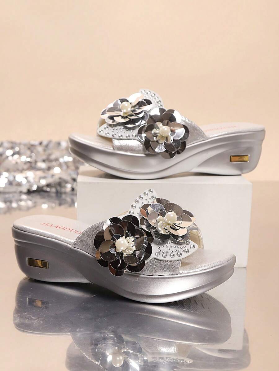 女士新款时尚百搭厚底坡跟凉鞋，花卉装饰，简约优雅纯色，舒适材质，套穿式，防水厚底，金色/银色可选，适合外出、派对、休闲、性感等场合。