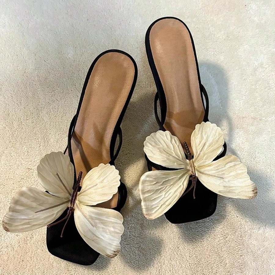 Sandalias de tacón alto con diseño poco común, decoración de mariposa y correa, novedad para primavera y verano 2025, estilo femenino con tacón g