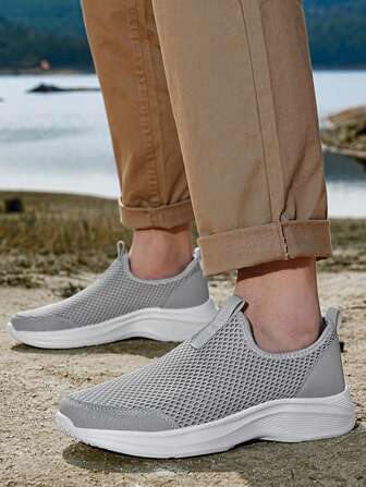 新款夏季大码48男士轻便网眼透气跑步鞋，男士低帮休闲鞋，男士运动鞋，男士灰色鞋，平底休闲鞋，弹力一脚蹬男鞋，柔软舒适旅游鞋，灰色一脚蹬鞋，男士步行鞋，灰色网眼鞋，灰色鞋，男士透气鞋，男士乐福鞋