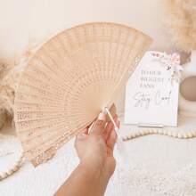 1 pieza Abanico de boda de madera hueca de sándalo con borla blanca, abanico plegable de mano que puede ser utilizado por los invitados, abanico a granel