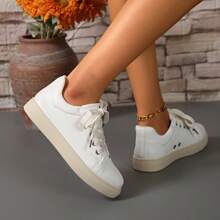 2025 Early Spring & Autumn White Sneakers, Suitable For Outdoor Trips, Travel, Casual Wear, Women's Printed Flat Thick Sole Sport Shoes, Lightweight White Athletic Shoes Suitable For Students, Breathable And Comfortable, Suitable For Daily Wear, Fashionable And Versatile, Suitable For School And Leisure Activities