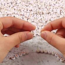 150/300/600 pezzi di perline in acrilico con motivo a lettere dorate su sfondo bianco, 4x7mm, adatte per la realizzazione di gioielli fai-da-te, progetti di collane e braccialetti