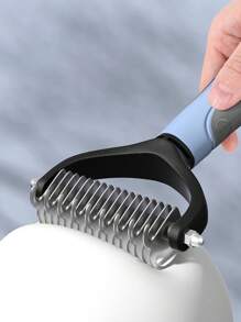 Peigne de toilettage pour animaux de compagnie à double face conçu pour le démêlage et le désenfilage. Doté d'une prise confortable et antidérapante pour une manipulation facile. Dents arrondies et douces pour éviter l'irritation de la peau, convenant aux chats et aux chiens. Parfait pour éliminer les poils lâches et favoriser une fourrure saine.