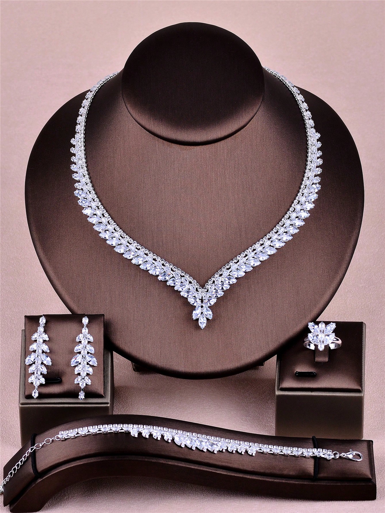 طقم قلادة على شكل حرف V مرصعة بالزركونيا للنساء، م...