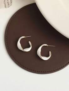 1 Pair Classic European And American Fashionable Gold-Rimmed White Twisted C-Shaped Earrings, 2025 New Minimalist Versatile Elegant Lady Enamel Earrings - White - View 9