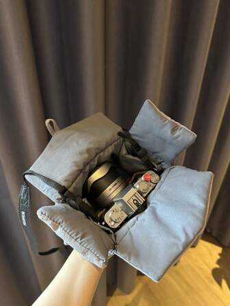 Snygg kameraväska i grå canvas för kvinnor - Lätt och kompakt fyrkantig handväska med säker stängning med spänne, avtagbar axelrem och skyddande vadderat fack för kameror, kameraväskor för fotografer