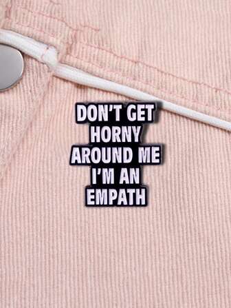 1枚字母休闲锌合金胸针，四季主题饰品，时尚配饰，兄弟姐妹赠送的时尚配饰礼物，趣味礼物，个性化产品，艺术品质珐琅胸针别针，可装饰衣服、包包、背包，适合学校、办公室、衬衫、外套等，万圣节、秋冬季配饰，适合青少年、青年、男士、休闲圣诞节