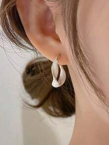 1 Pair Classic European And American Fashionable Gold-Rimmed White Twisted C-Shaped Earrings, 2025 New Minimalist Versatile Elegant Lady Enamel Earrings - White - View 2