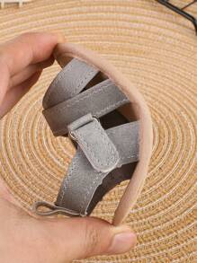 1 双男童纯色 PU 钩环平底休闲派对凉鞋，适合夏季