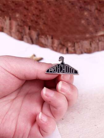 1pc Letter Casual Zinc Alloy Brooch, Fashion Accessories, Gifts, All Season Trinket Scene, Personalized Products, Quality Brooch, Enamel Pin For Clothes Bag Charm School Office Accessories Shirts Jacket Jewelry Christmas Halloween Autumn-Winter Accessories,Suitable For Teens, Youth,Men,Casual, Outdoor, Athletic, Vacation, Graduation Gifts, Birthday, Daily Wear Clothes Pin Funny Cute Teacher Gifts Halloween Accessories Teachers Day Men Gifts Bag Pins