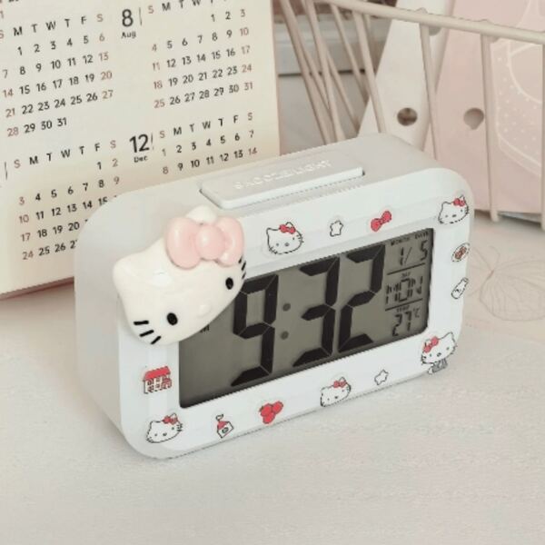 1 pièce Autocollant de décoration adorable Hello chat Sanrio pour mini réveil électronique, réveil de chevet, réveil de bureau multifonction pour la décoration de la chambre d'étudiant. Horloge numérique Décoration de chambre Décoration de dortoir Rentrée scolaire Décoration scolaire Surprise scolaire