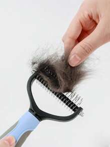 Peigne de toilettage pour animaux de compagnie à double face conçu pour le démêlage et le désenfilage. Doté d'une prise confortable et antidérapante pour une manipulation facile. Dents arrondies et douces pour éviter l'irritation de la peau, convenant aux chats et aux chiens. Parfait pour éliminer les poils lâches et favoriser une fourrure saine.