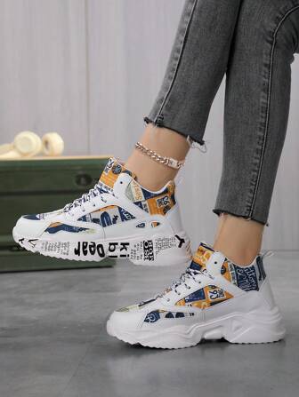 Damskor med snörning, moderiktiga sneakers med slumpmässigt brevtryck, tonåringar med personlig låg topp och mjuk sula, bekväma sportskor för vardagsbruk