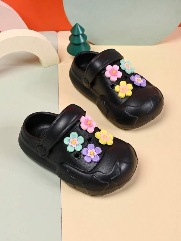 1 双女孩糖果色花卉和心形设计厚底防水洞洞鞋，适合海滩度假、儿童穿的凉鞋