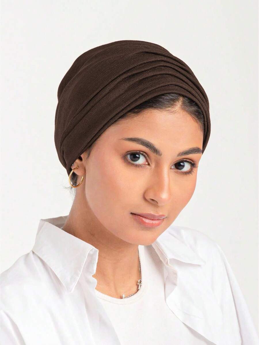 Foulard de mode, design à double couche, extensible dans les quatre sens, sans épingles ni aimants nécessaires. Les plis naturels flattent la forme du visage, ajoutent du volume, sécurisent le chignon. Taille unique convient à la plupart des femmes. Convient pour le port quotidien avec des foulards, des abayas et d'autres vêtements, doux et confortable