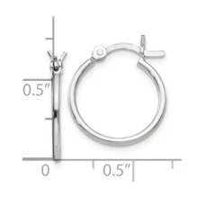Los pendientes aro redondos de plata de ley pulida de 1.25mm, de 15mm (9/16 pulgadas) con lazo negro