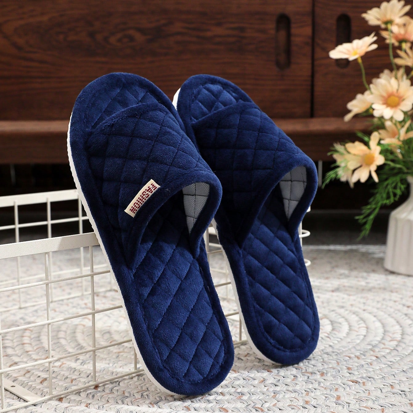 Sandalias de hombre para primavera/verano, pantuflas minimalistas de terciopelo negro de moda para el hogar, pantuflas cómodas y ultraligeras para in